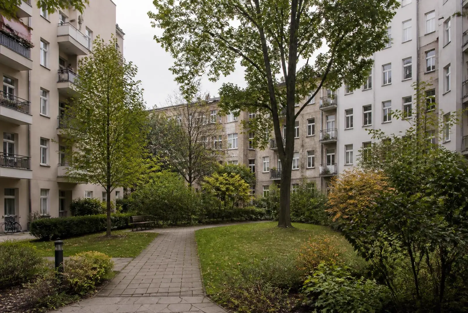 Gepflegter Innenhof einer Berliner Wohnanlage